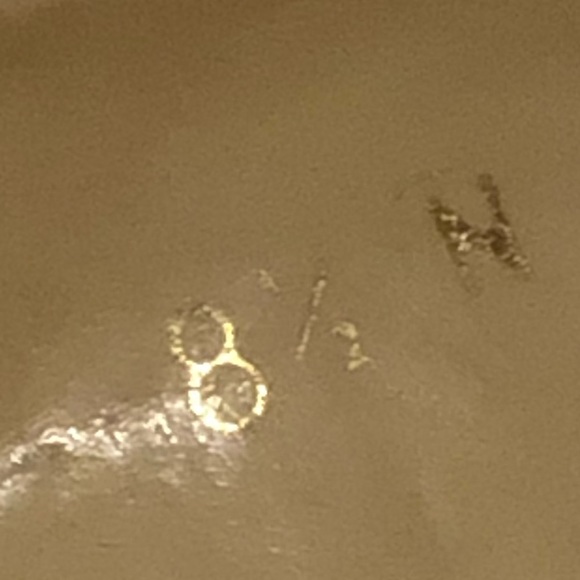 Liz Claiborne white sandals. Size 8 1/2 - Picture 4 of 4